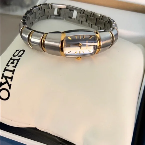Seiko Gold and Silver Women's Watch - Picture 5 of 8